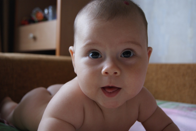Малыш 1 5 месяцев. 5 Месяцев мальчику. Дети 5 месяцев фото. Ребенку 4.5 месяца фото. ЗМР 5 месяцев.