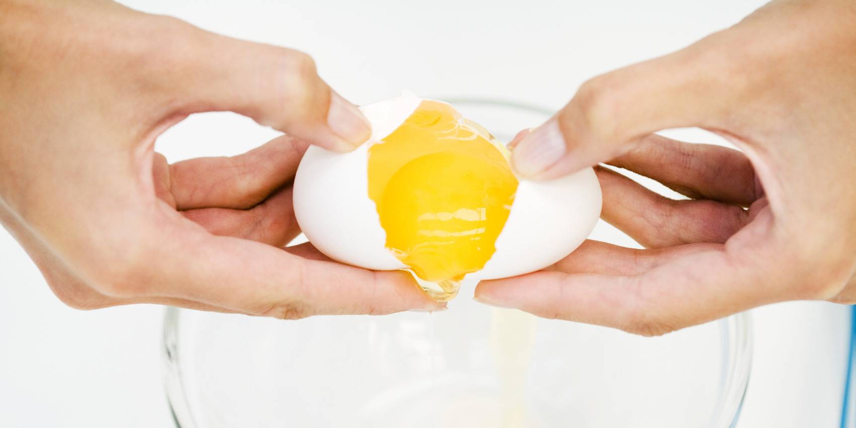 Рецепт маски с яйцом. Яичный желток для волос. Желток яйца для лица. Прическа яйцо.