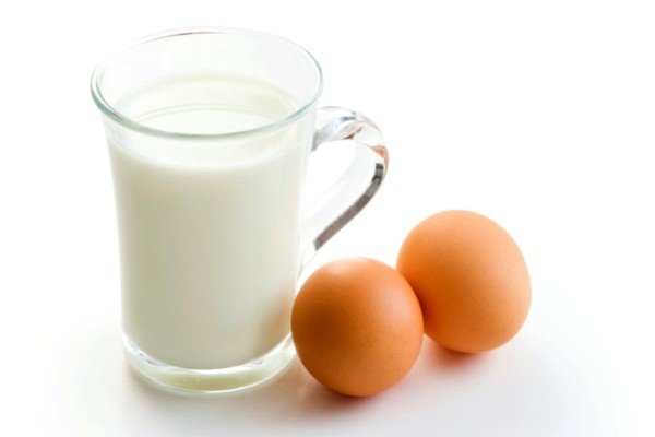 Из молока и яиц можно приготовить лечебный напиток