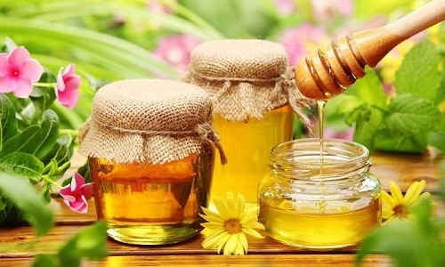 Для приготовления лечебной лепешки от бронхита нужен мед и мука