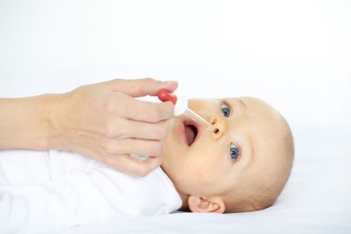 Закапывание носа новорожденному