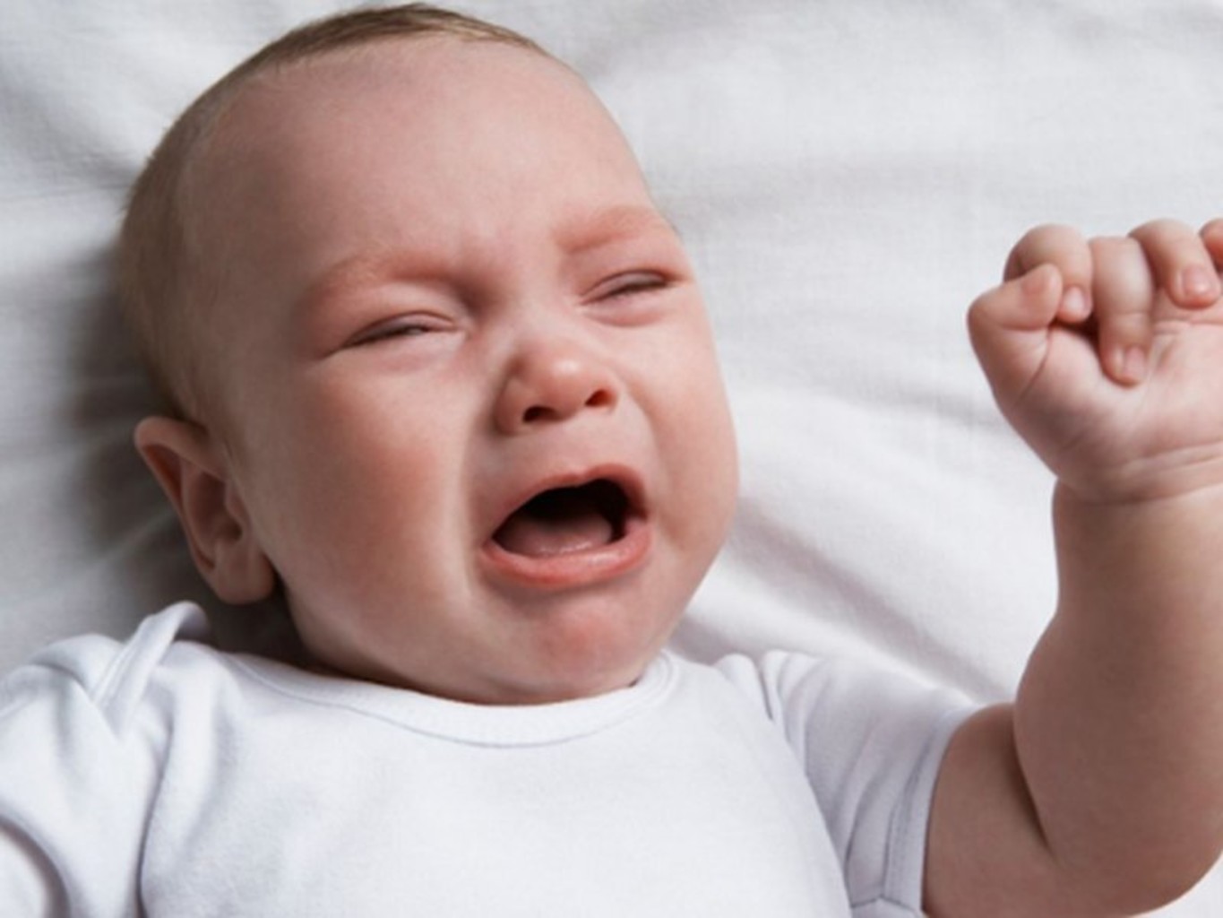 Новорожденный стресс. Младенец. Спазмофилия у новорожденных. Карпопедальный спазм у детей. Новорожденный младенец кричит.
