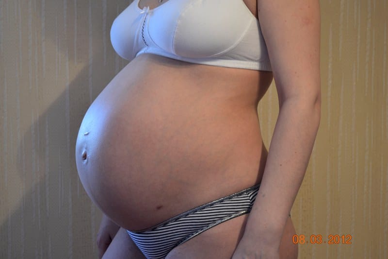 36 неделя фото. Животы беременных двойней. Живот беременной на 9 месяце. Животики беременных двойней.