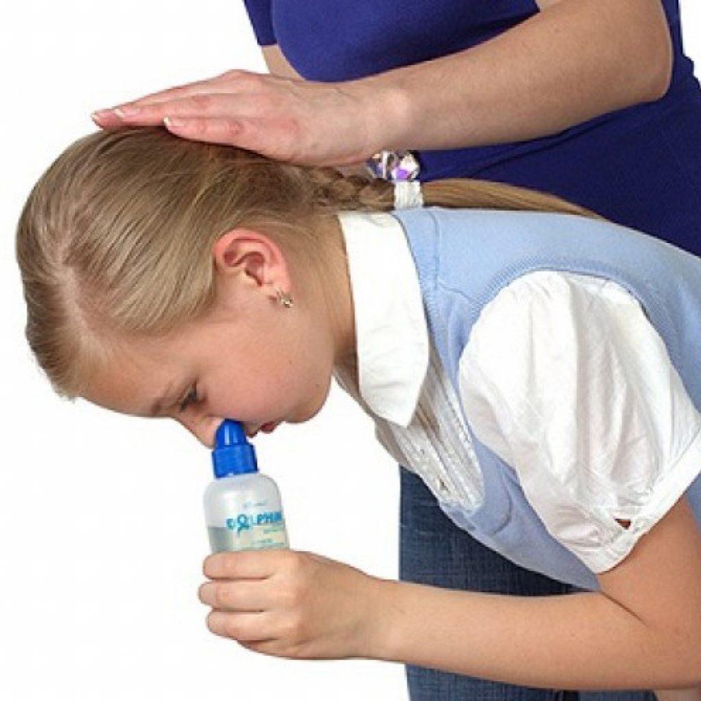 Можно промыть нос физраствором взрослым. Промывание носа. Для промывания носа для детей. Промывать нос детям. Промывание носа малышу.