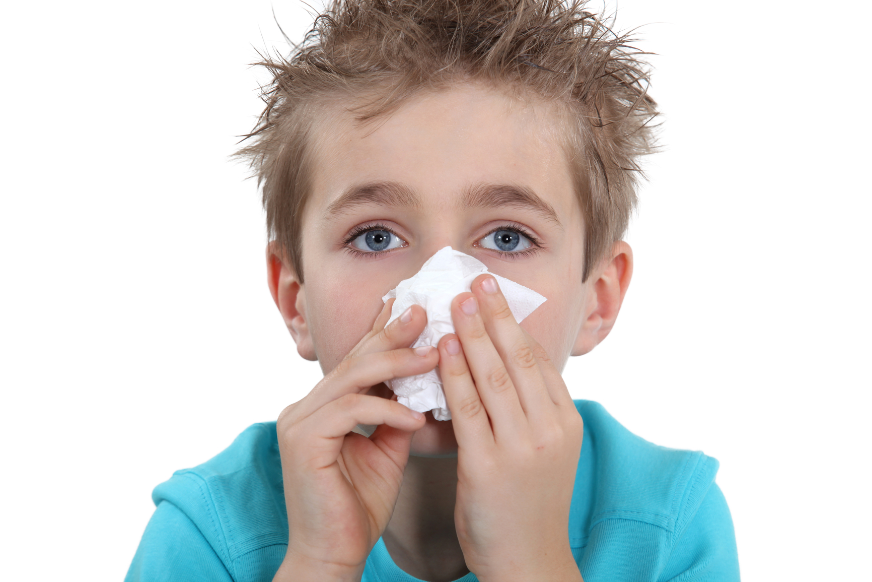 Заложенность носа 9 лет. Носовоекровотечениеудетец. Носовое кровотечение у детей. Мальчик сморкается. Кровь изо носа ребенка.