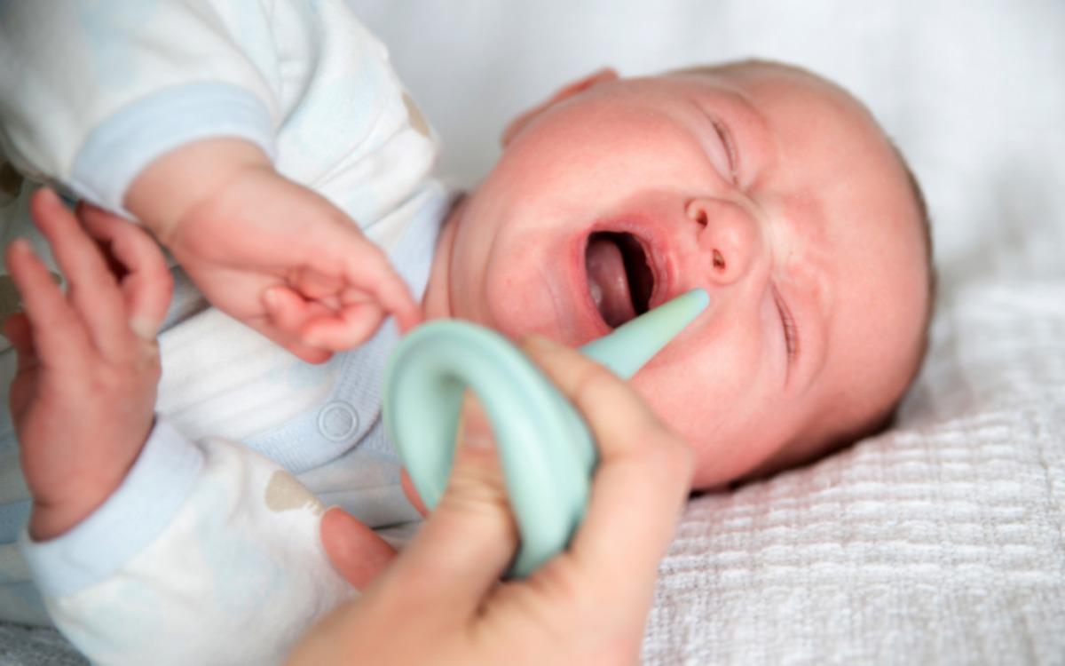 Заложен нос у ребенка в год. Ринит у грудничка. Для насморка для детей новорожденных.