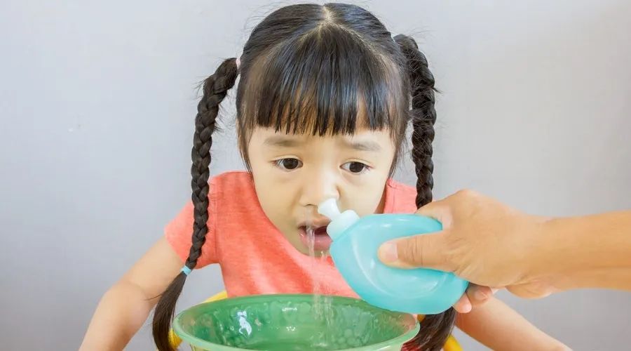 Можно промывать нос фурацилином ребенку. Для промывания носа для детей. Промывание носа малышу.