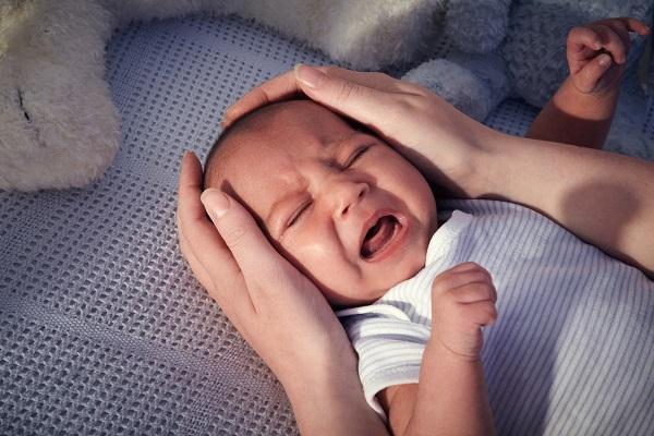 Новорожденный плачет