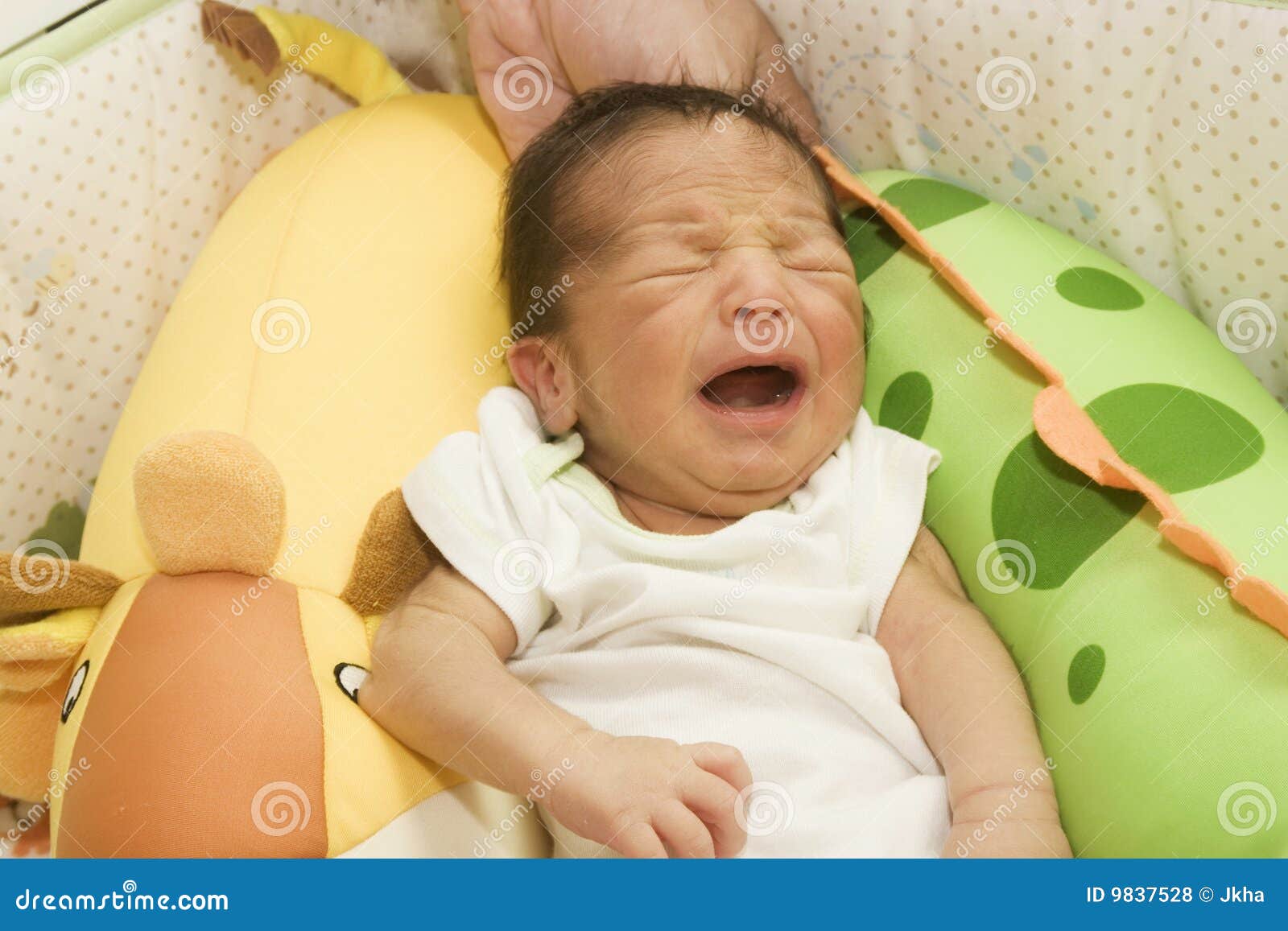 Сон плач младенца. Младенец плачет. Младенец плачет во сне. Грудничок просыпается и плачет. Грудничок часто плачет во сне.