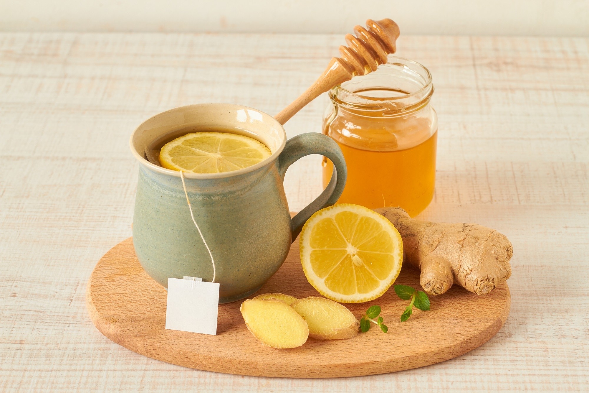 Имбирь мед и лимон рецепт от простуды. "Имбирь, лимон и мёд" сироп 100 мл. Чай с лимоном. Чай с лимоном и медом. Имбирь и мед.