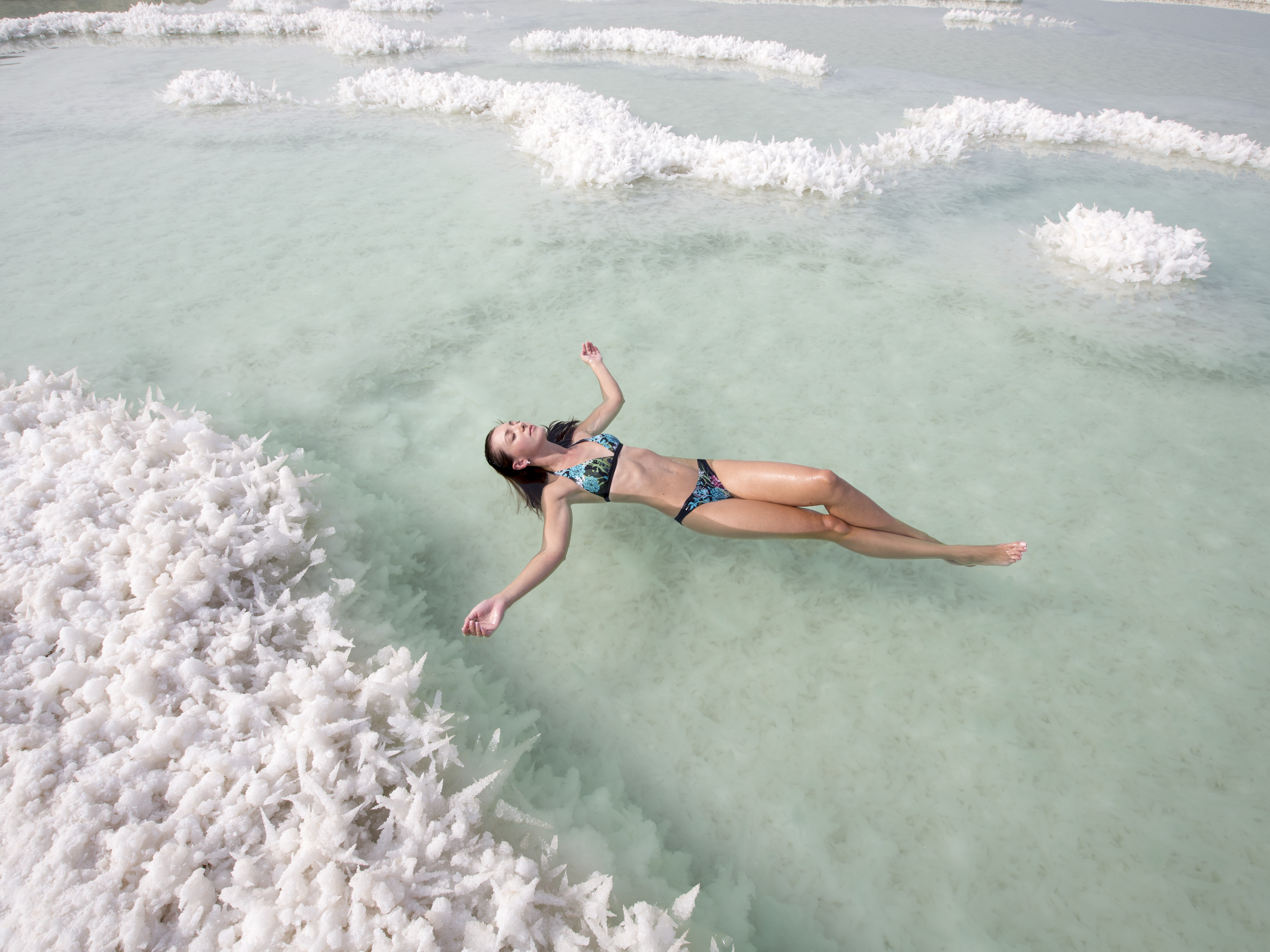 Лежать в соленой воде. Мёртвое море Иордания экскурсии. Мертвое море купание.
